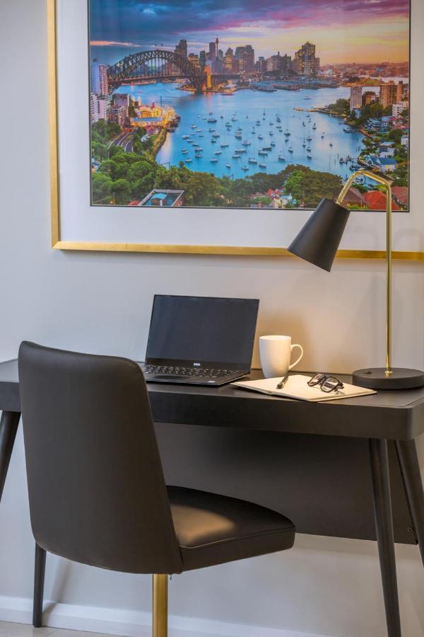 Meriton Suites Pitt Street, Σίδνεϊ Εξωτερικό φωτογραφία A desk lamp