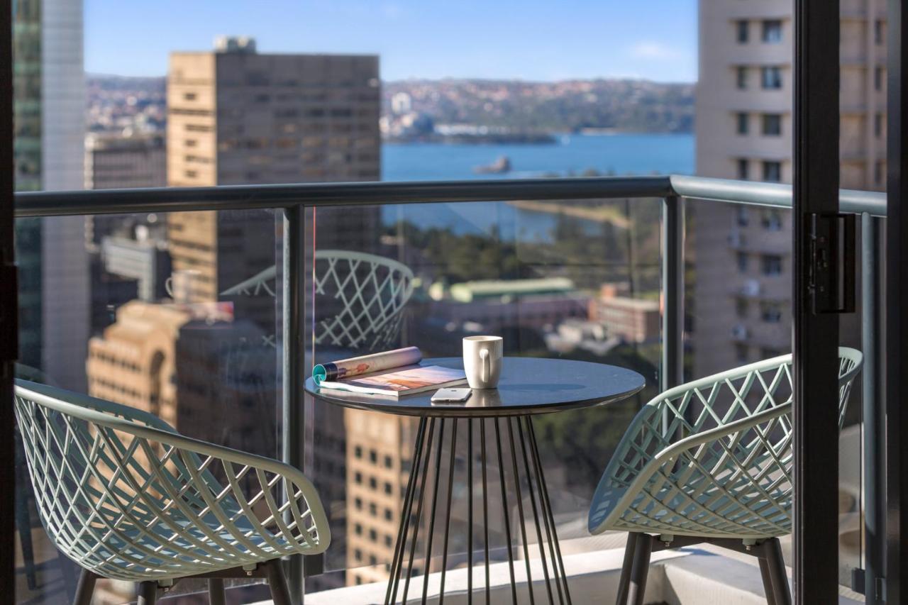 Meriton Suites Pitt Street, Σίδνεϊ Εξωτερικό φωτογραφία A balcony in a Sydney apartment