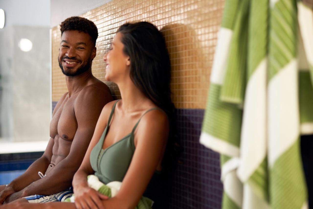 Meriton Suites Pitt Street, Σίδνεϊ Εξωτερικό φωτογραφία A couple relaxing in a spa